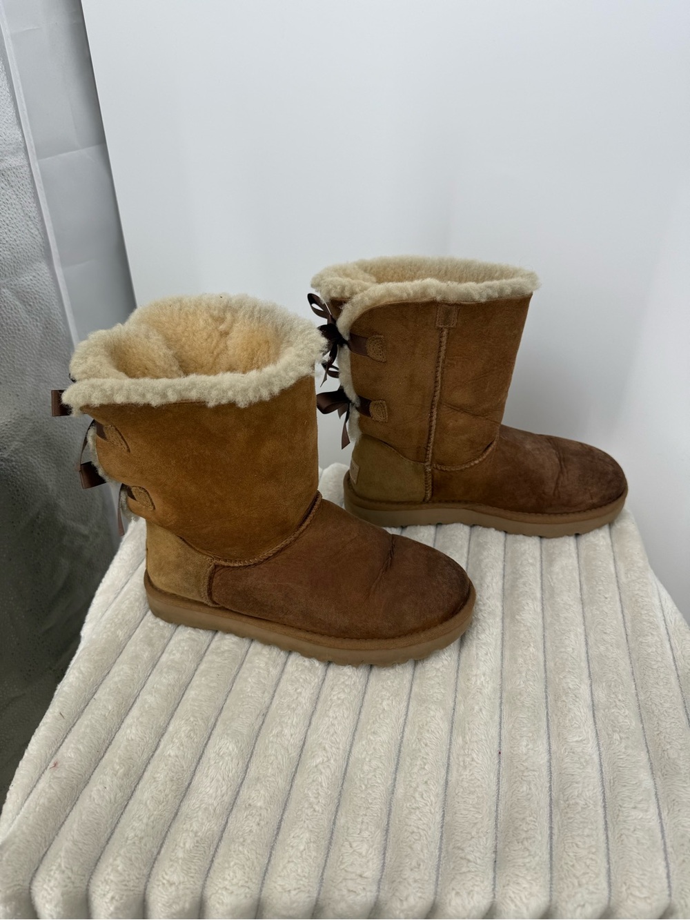 UGG Bailey Bow II Chestnut Shearling-Lined Suede Boots for Women size 6